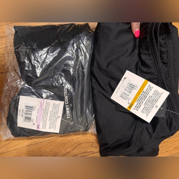 24th & Ocean Solid Skirted Hipster Bikini Swimsuit Bottom in Black - Picture 6 of 6